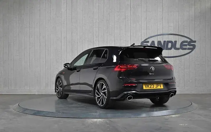 Usado VW Golf VIII GTI 300 CV (220 kW) 2023 Negro Utilitario