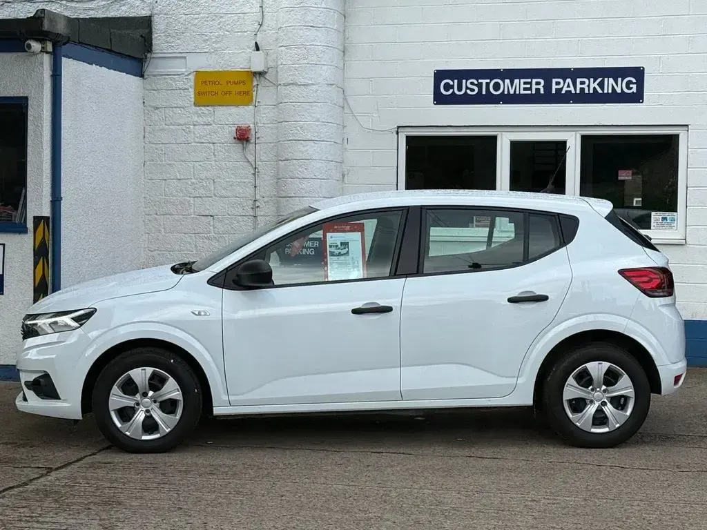 Used Dacia Sandero Essentiel 91 HP (66 kW) 2023 White Hatchback