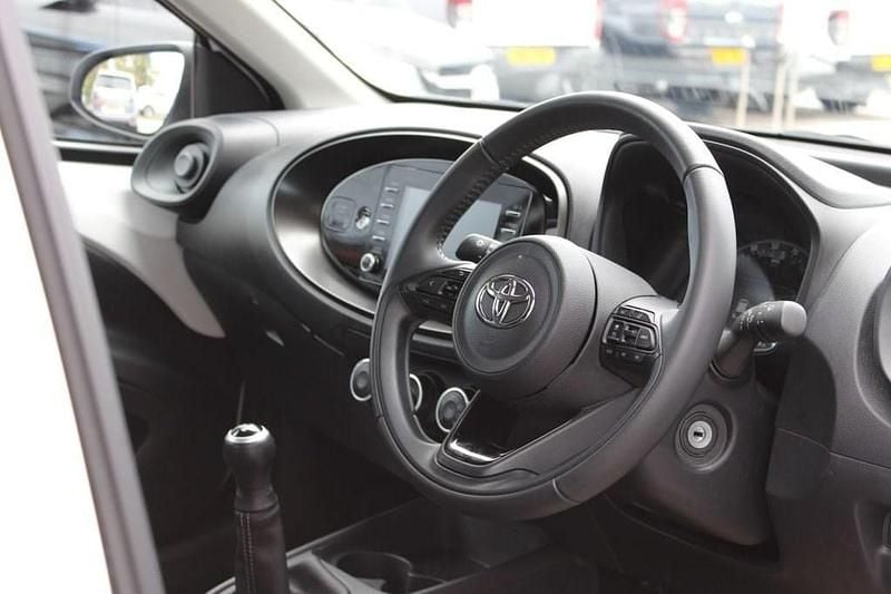 Used Toyota Aygo X PURE 72 HP (52 kW) 2023 White SUV