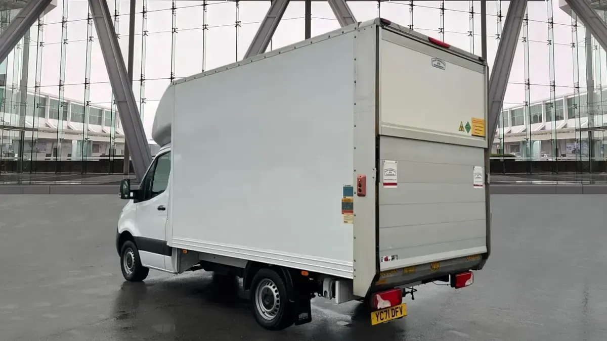 Używany Mercedes Sprinter Progressive 140 KM (102 kW) 2021 Biały Van