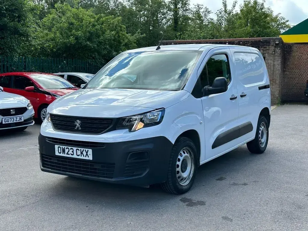 Used Peugeot Partner Premium 131 HP (96 kW) 2023 White MPV