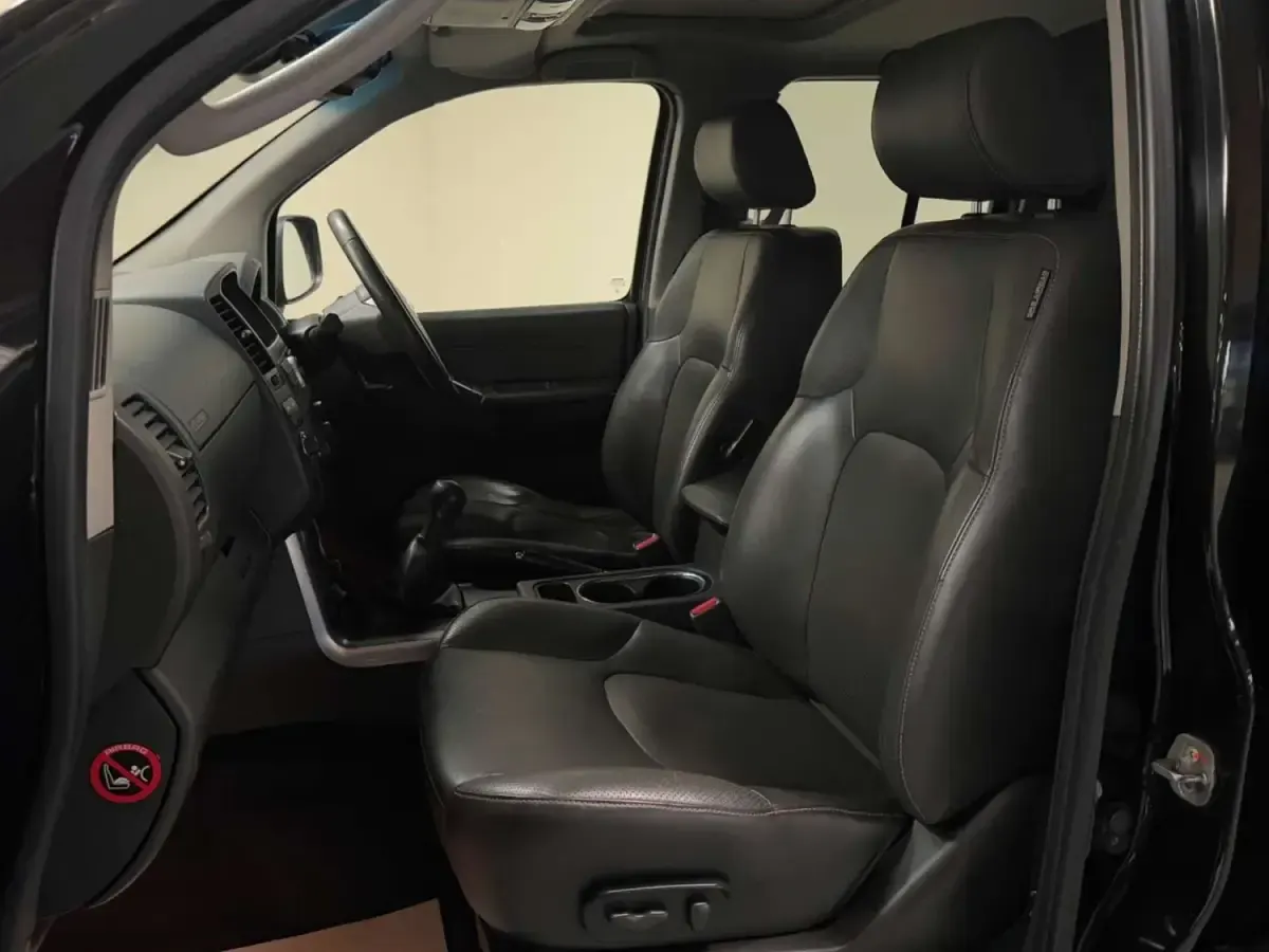 Second-hand Nissan Navara Tekna 2011 Negru Pickup