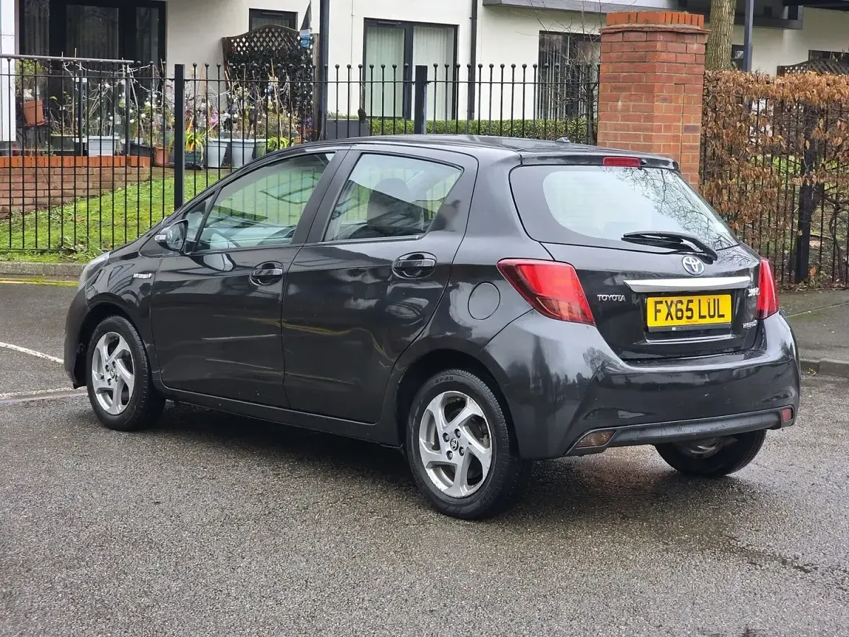 Used Toyota Yaris 101 HP (74 kW) 2015 Black Hatchback