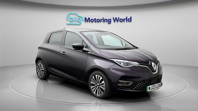Used Renault Zoe Techno 100 kW (136 HP) 2023 Mauve/purple Hatchback