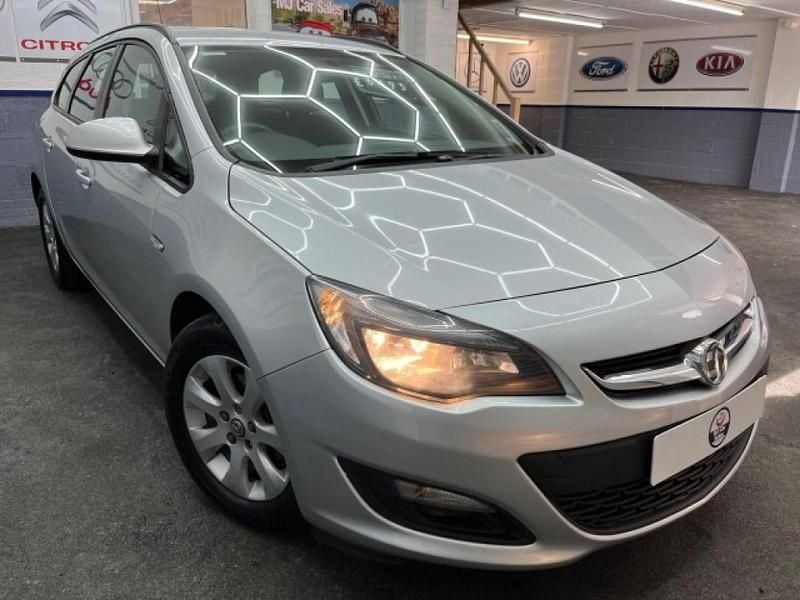 Silver Used 2015 Vauxhall Astra Design Edition Estate | £6,500 (Fair price) - Image 1/4