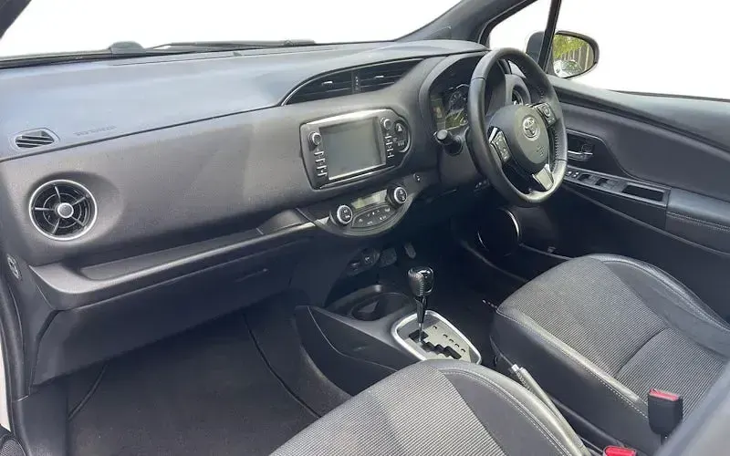 Used Toyota Yaris Hybrid 101 HP (74 kW) 2019 White Hatchback