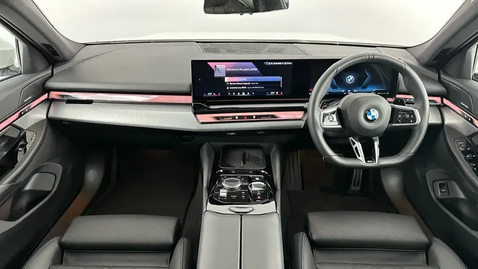 Gebraucht BMW 520 M Sport 205 PS (150 kW) 2025 Weiß Kombi