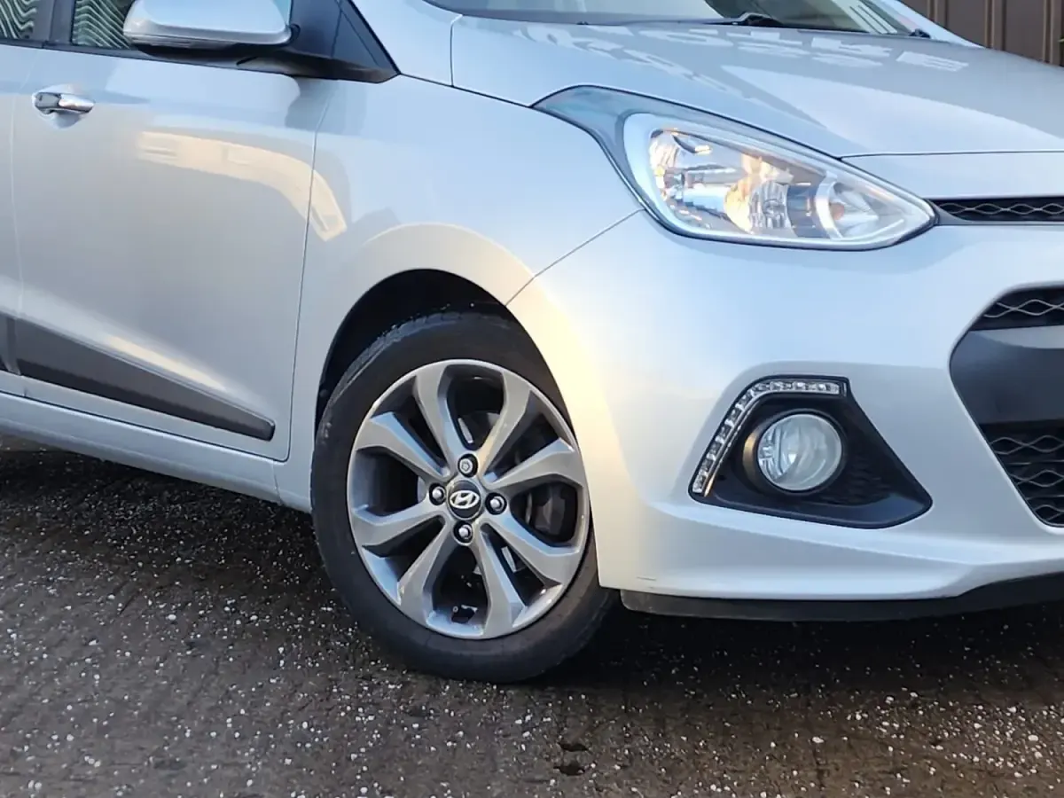 Used Hyundai i10 Premium SE 87 HP (63 kW) 2016 Silver Hatchback