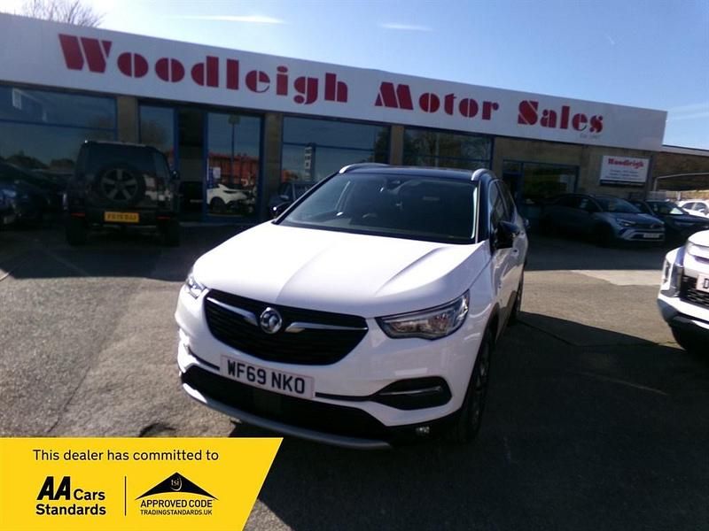 Used Vauxhall Grandland X SRi 130 HP (95 kW) 2019 White SUV