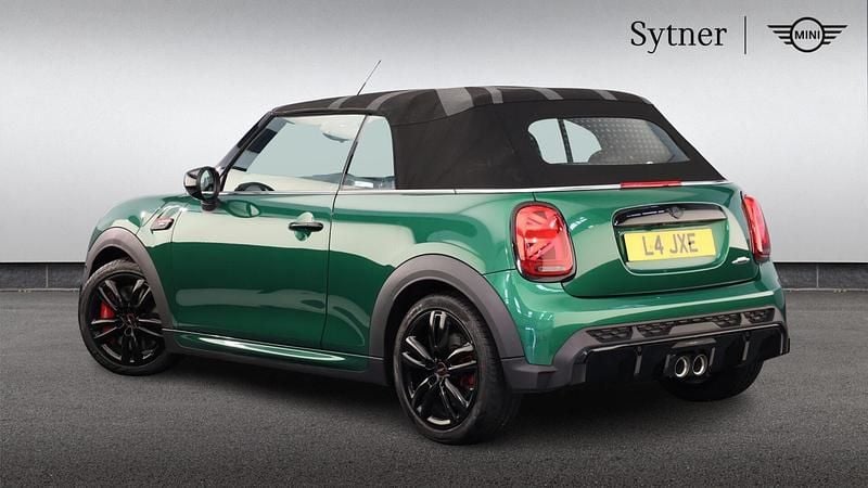 Begagnad Mini John Cooper Works 228 HK (167 kW) 2021 Grön Halvkombi