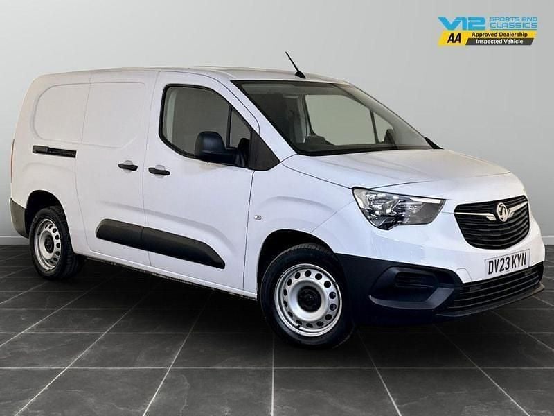 White Used 2023 Vauxhall Combo S MPV | £11,995 (Good price) - Image 1/2