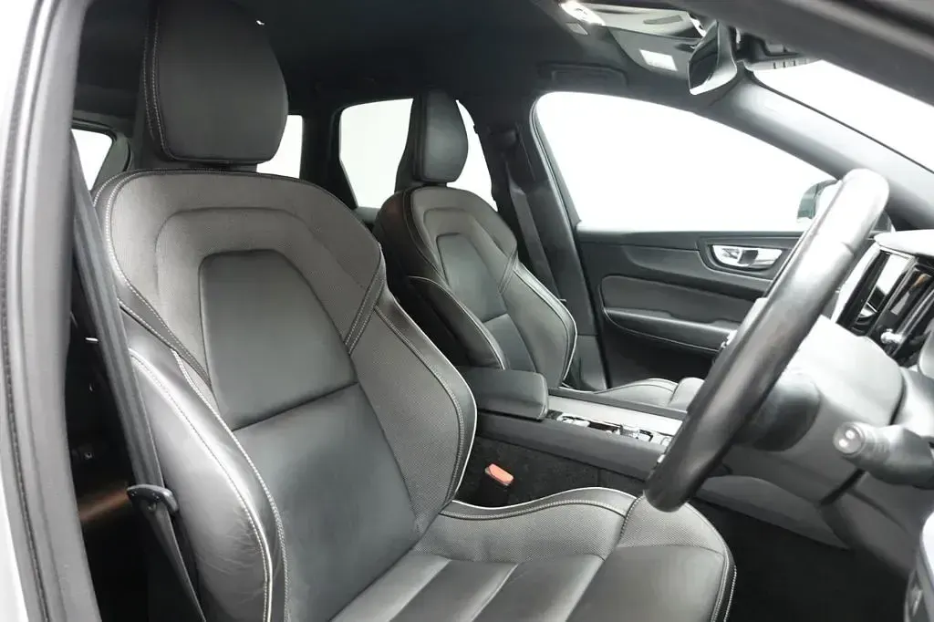 Used Volvo XC60 R-Design 250 HP (183 kW) 2020 Silver SUV