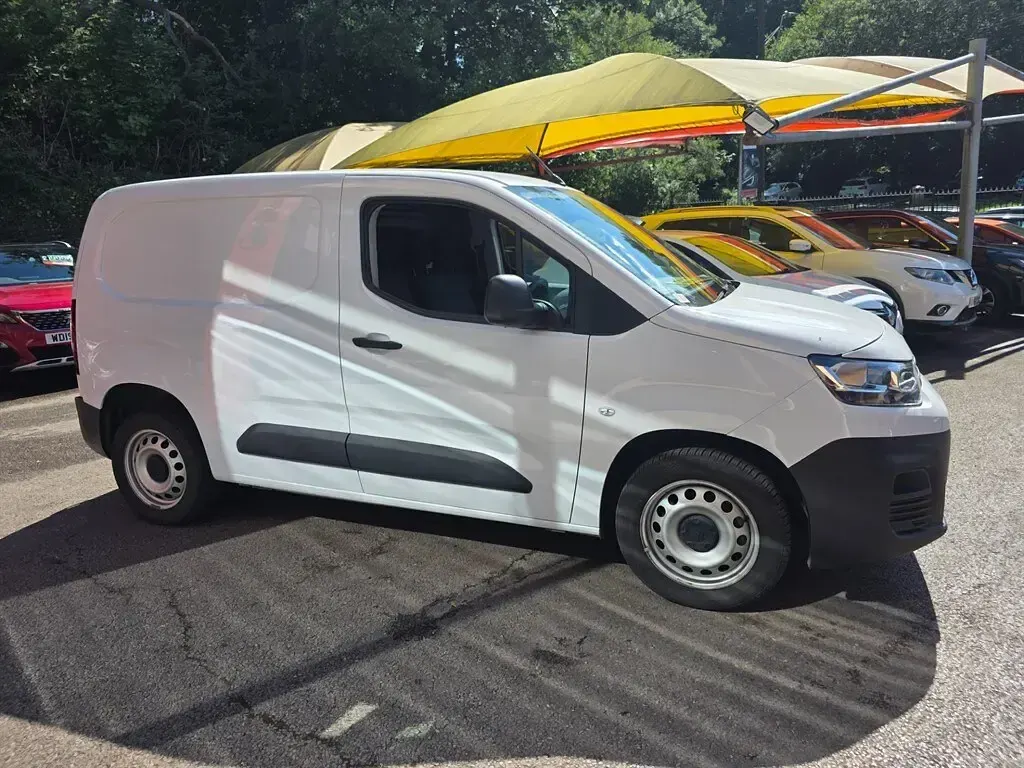 Used Citroën Berlingo 100 HP (73 kW) 2023 White MPV