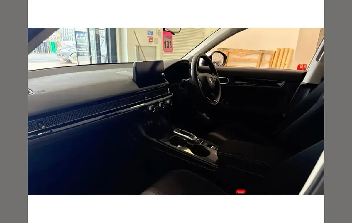 Used Honda Civic Elegance 140 HP (102 kW) 2024 White Hatchback