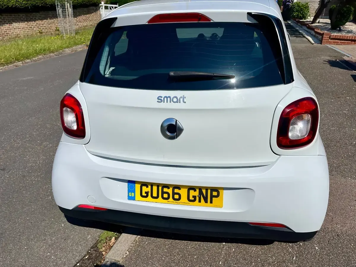 Used Smart ForFour Passion 71 HP (52 kW) 2016 White Hatchback
