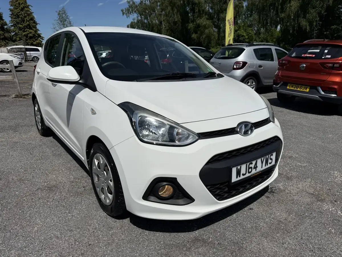 Used Hyundai i10 SE 83 HP (61 kW) 2014 White Hatchback