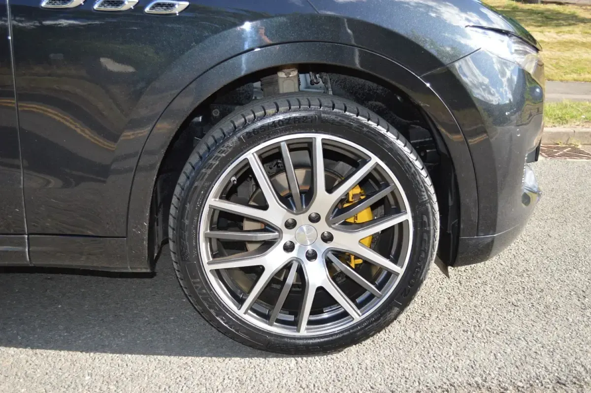 Used Maserati Levante 275 HP (202 kW) 2017 Nero black metallic SUV
