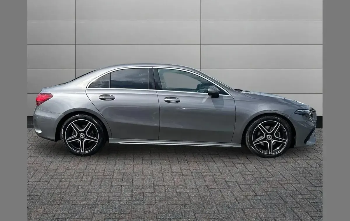 Używany Mercedes A200 Executive 161 KM (118 kW) 2025 Szary Sedan/Limuzyna