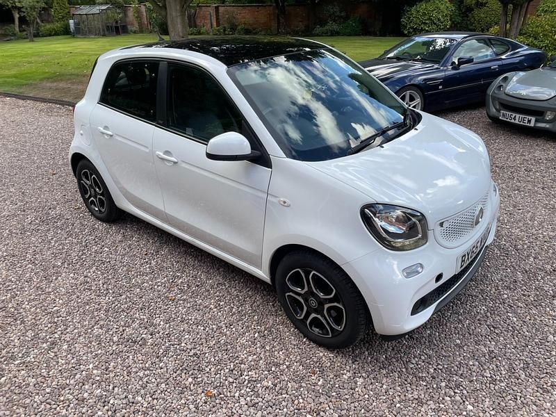 White Used 2015 Smart ForFour Premium Hatchback | £3,750 (Good price) - Image 1/4