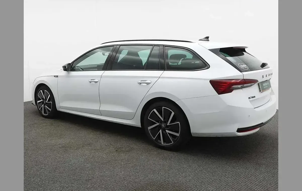 Used Skoda Octavia SportLine 147 HP (108 kW) 2025 White Estate