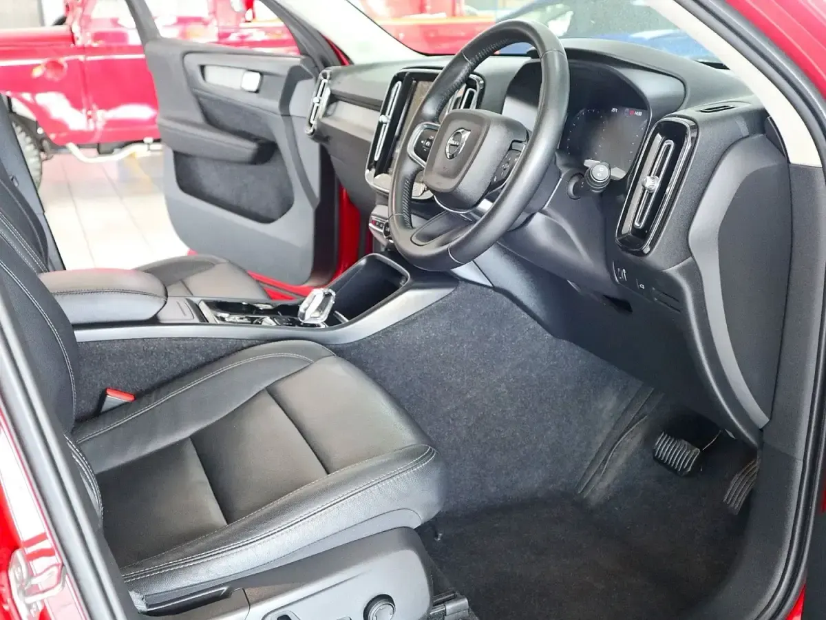 Begagnad Volvo XC40 Inscription 163 HK (119 kW) 2020 Röd SUV