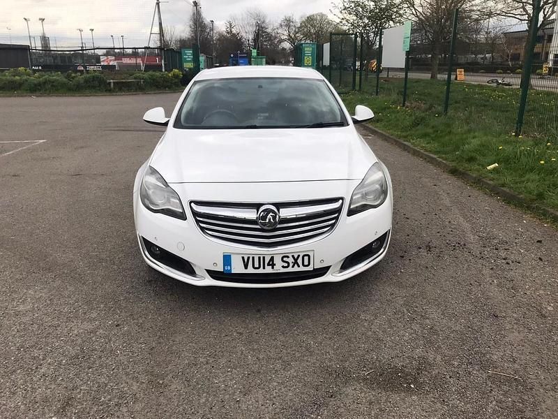 Used Vauxhall Insignia SRi 140 HP (102 kW) 2014 White Hatchback