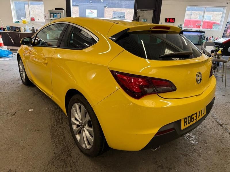 Used Vauxhall Astra GTC SRi 180 HP (132 kW) 2013 Yellow Hatchback