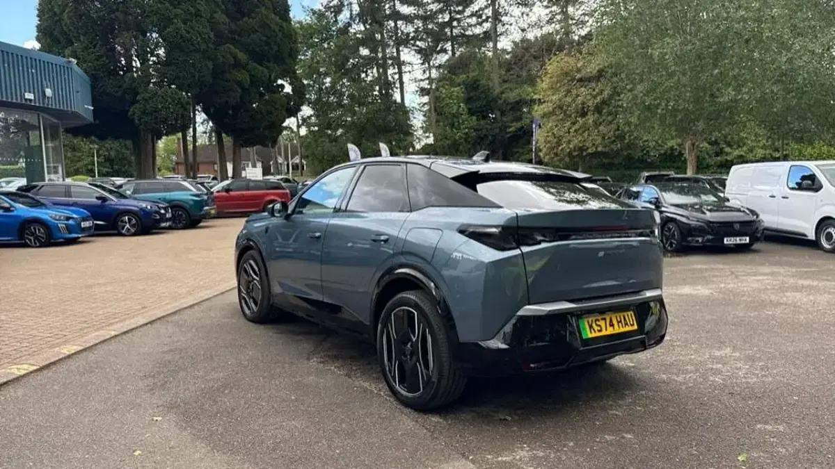 Używany Peugeot e-3008 GT 152 kW (207 KM) 2024 Niebieski SUV