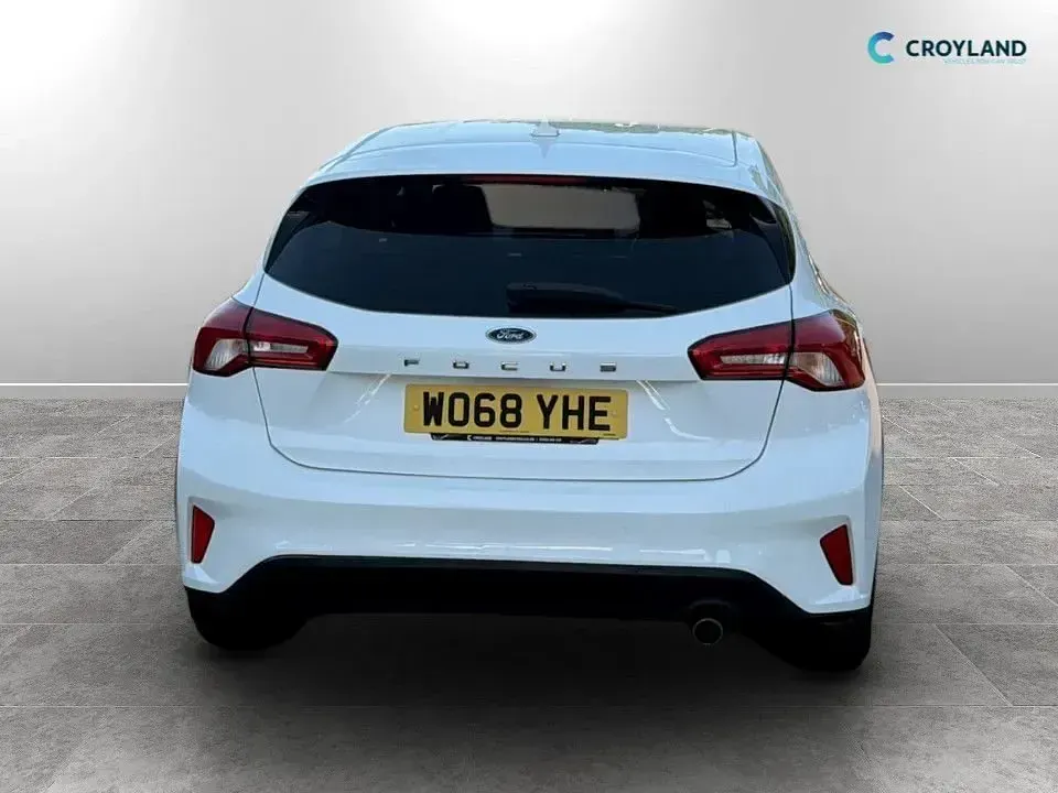 Used Ford Focus Zetec 125 HP (91 kW) 2019 White Hatchback