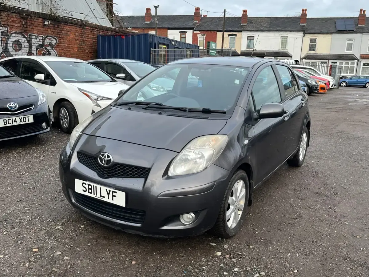 Begagnad Toyota Yaris 69 HK (50 kW) 2011 Grå Halvkombi