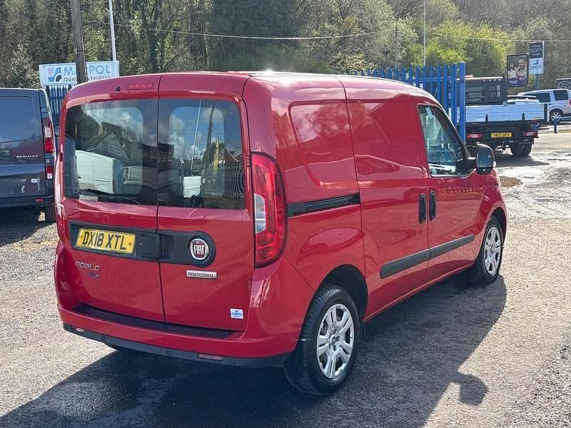 Used Fiat Doblò 95 HP (69 kW) 2018 Red MPV