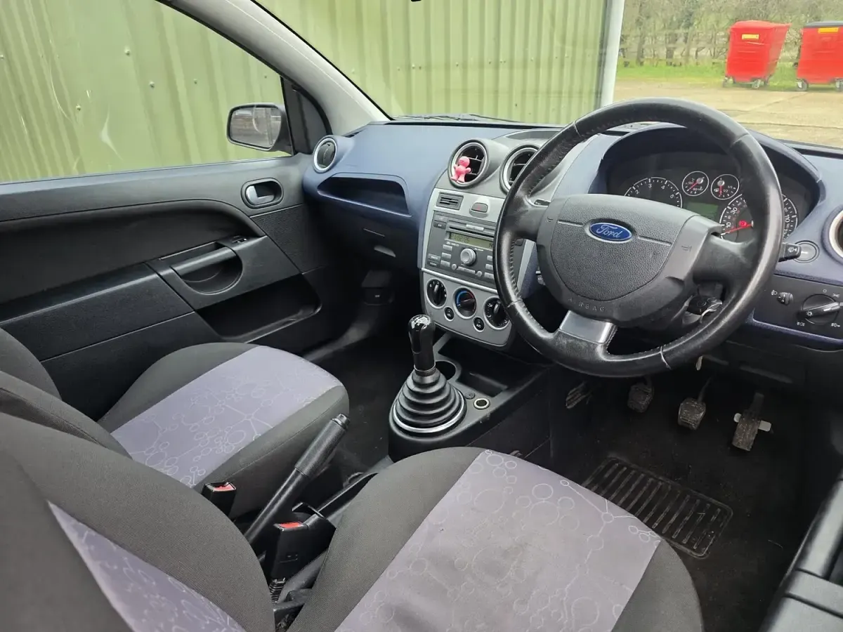 Used Ford Fiesta 75 HP (55 kW) 2006 Silver Hatchback