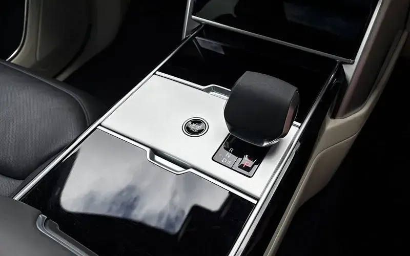 Used Land Rover Range Rover HSE 300 HP (220 kW) 2024 White SUV