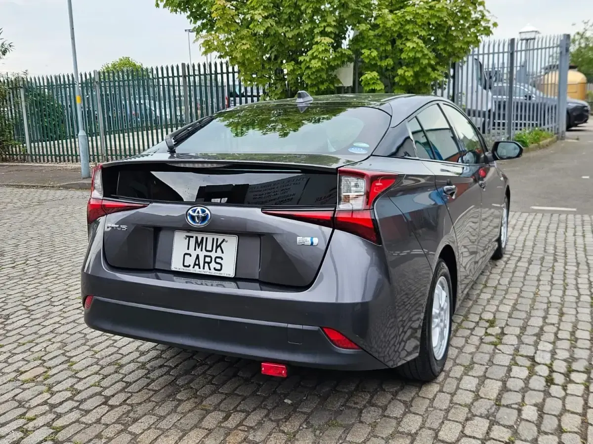 Usado Toyota Prius 122 CV (89 kW) 2020 Gris Utilitario