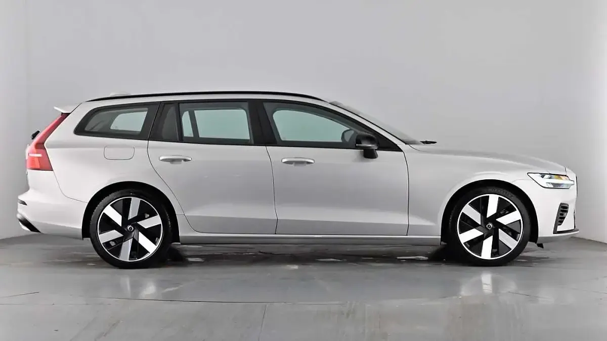 Used Volvo V60 Plus 350 HP (257 kW) 2025 Silver dawn Estate