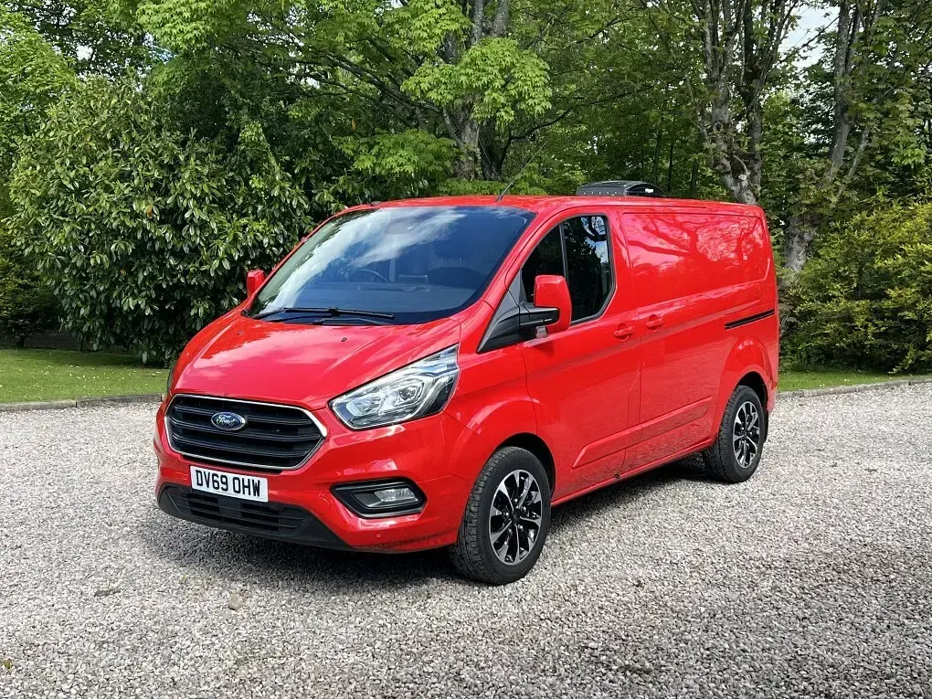 Used Ford Transit Custom Limited 130 HP (95 kW) 2019 Red Van