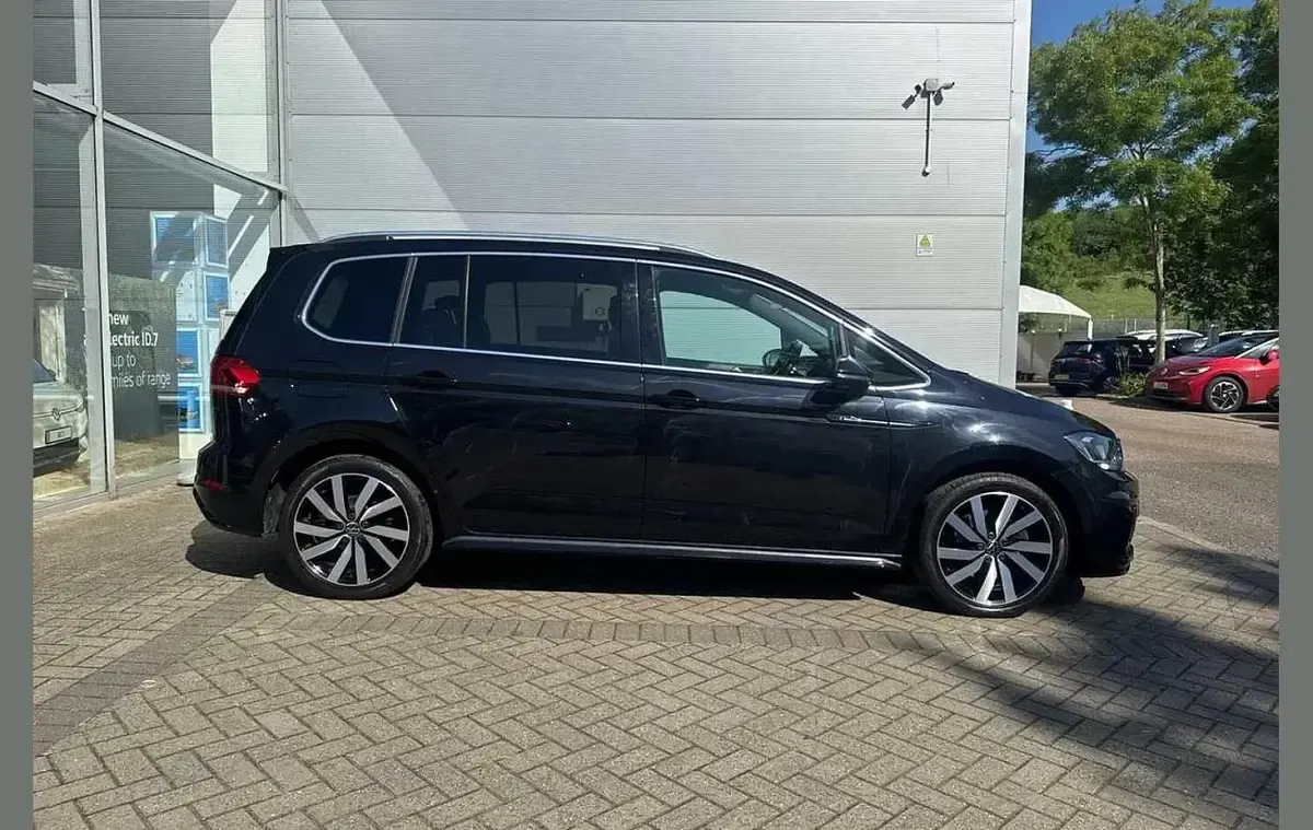 Begagnad VW Touran R-line 150 HK (110 kW) 2022 Svart Minibuss