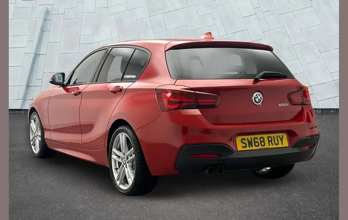 Used BMW 120 Efficient Dynamics 180 HP (132 kW) 2019 Red Hatchback