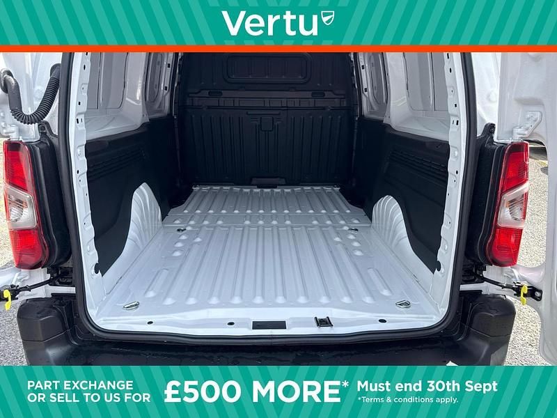 White New 2025 Vauxhall Combo S MPV | £17,500 (Good price) - Image 1/3