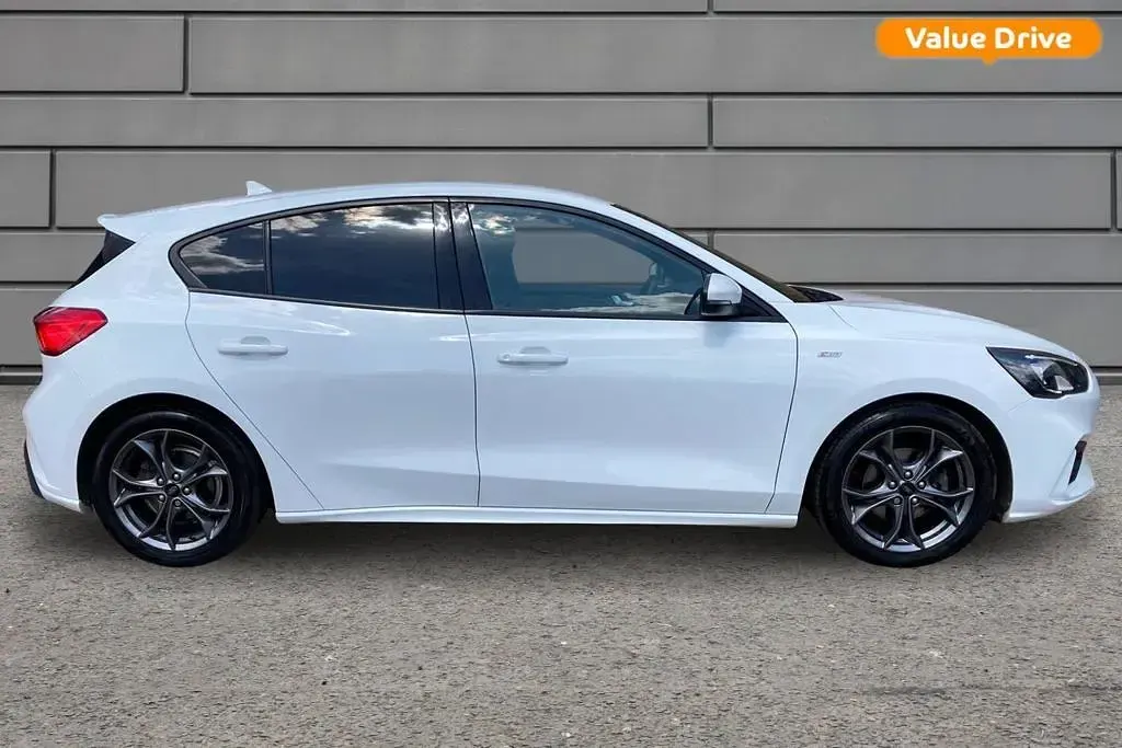 Used Ford Focus ST-Line 125 HP (91 kW) 2019 White Hatchback