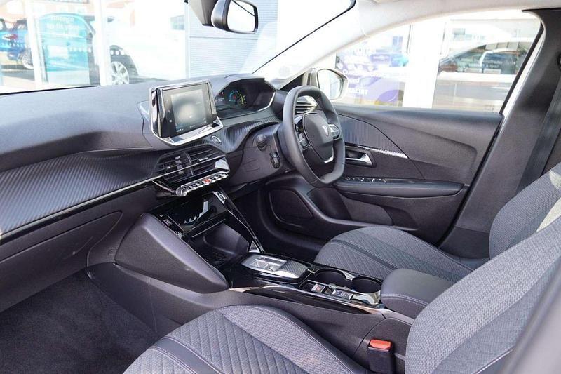 Used Peugeot e-208 Style 98 kW (134 HP) 2024 White Hatchback