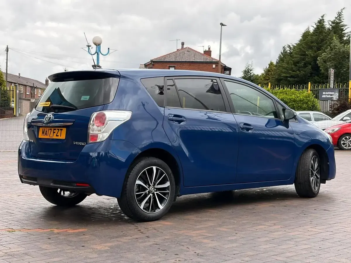 Used Toyota Verso Design 132 HP (97 kW) 2017 Blue MPV