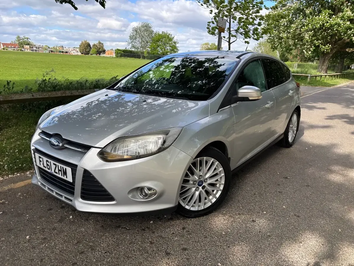Used Ford Focus Zetec 115 HP (84 kW) 2011 Silver Hatchback