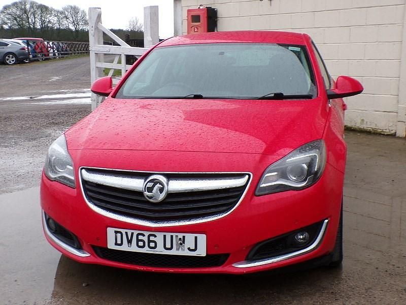 Used Vauxhall Insignia SRi 170 HP (125 kW) 2016 Red Hatchback