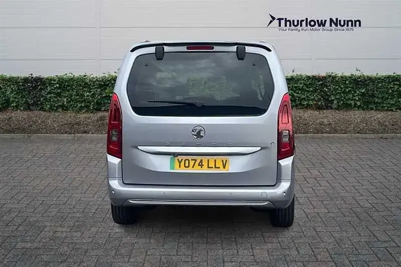 Begagnad Vauxhall Combo Ultimate 100 kW (136 HK) 2025 Grå Minibuss