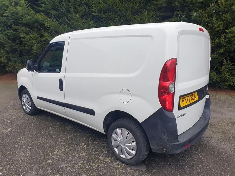Used Vauxhall Combo 95 HP (69 kW) 2017 White MPV