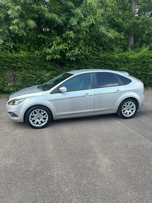 Used Ford Focus Zetec 110 HP (80 kW) 2011 Silver Hatchback