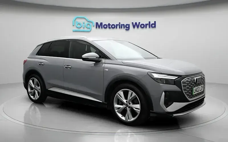 Usado Audi Q4 e-tron S-Line 150 kW (204 HP) 2022 Cinzento SUV