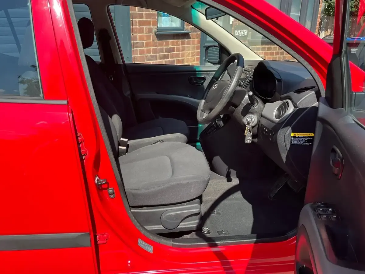 Used Hyundai i10 Comfort 77 HP (56 kW) 2010 Red Hatchback
