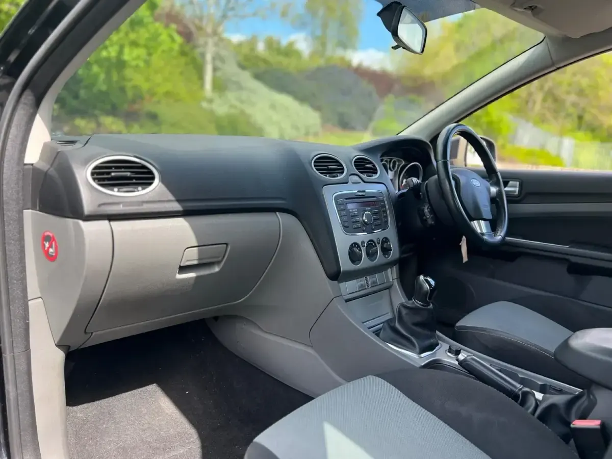 Usado Ford Focus Zetec 2011 Negro Utilitario
